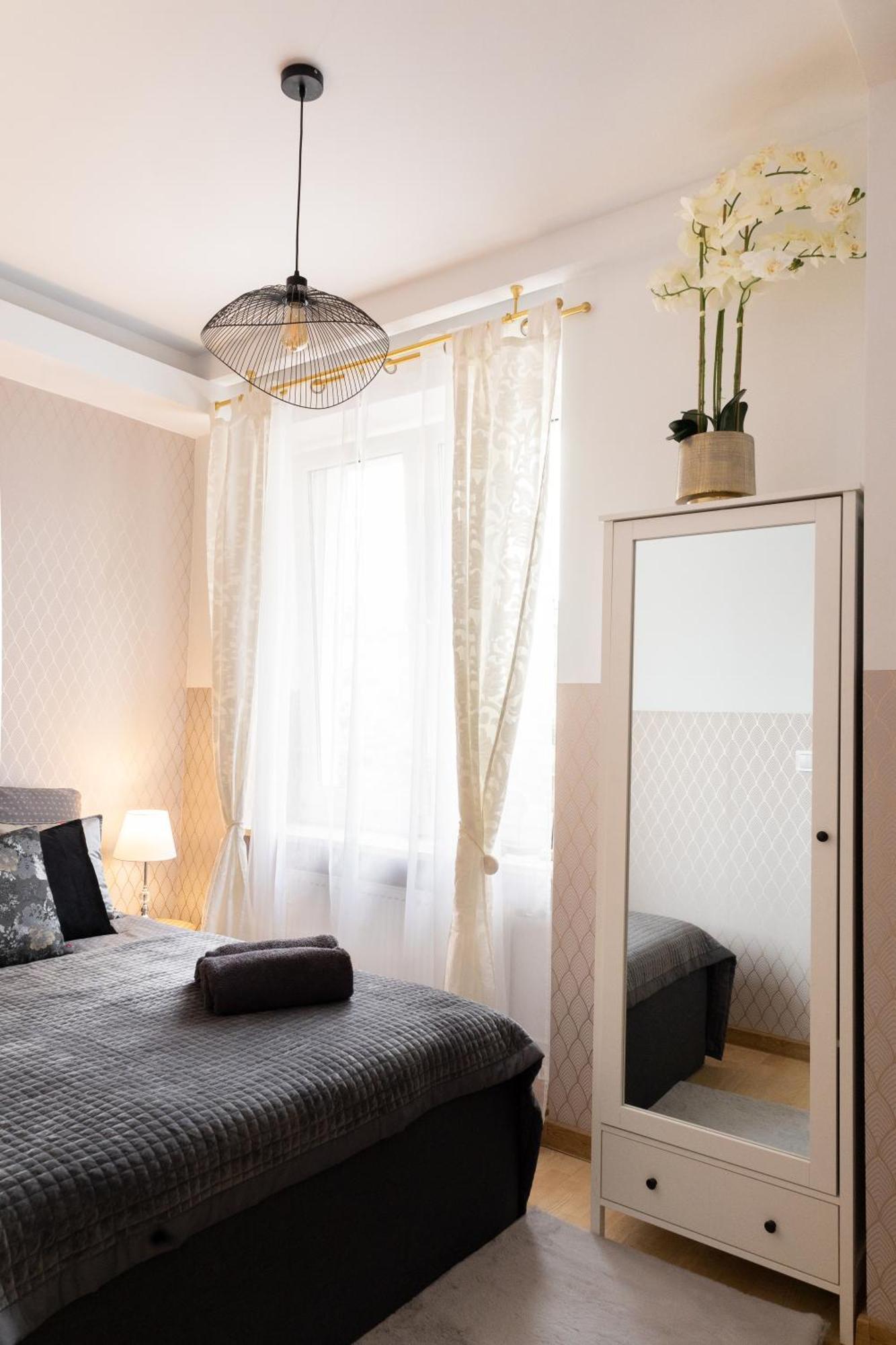 Clicktheflat Szkolna Palace Of Culture Apart Rooms Warszawa Rum bild